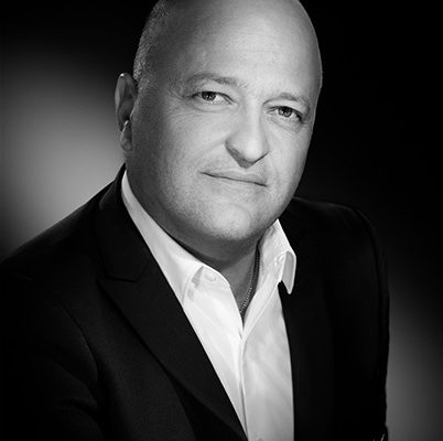 A section showcasing three expert speakers in aesthetic medicine, featuring professional portraits of internationally renowned specialists who lead masterclasses in facial aesthetics, oculoplasty, gynecology, and regenerative medicine.